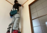 張り替え中の作業風景